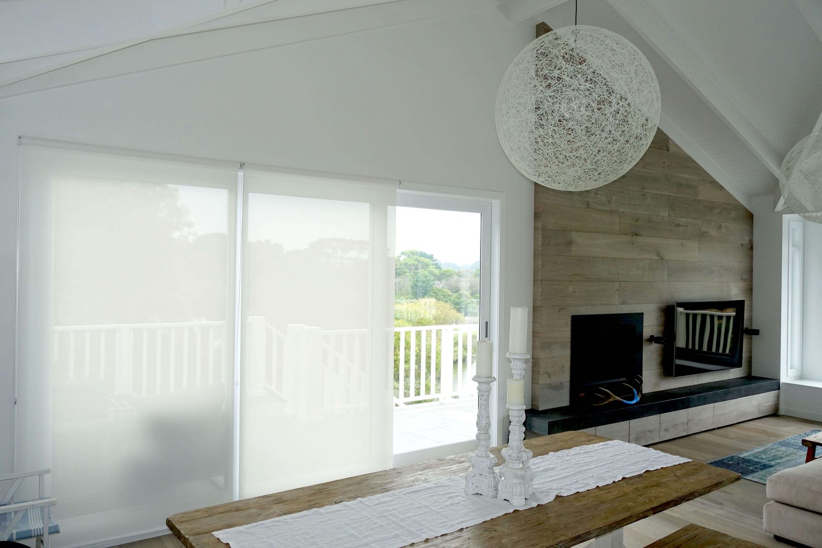 067 Roller Screen White